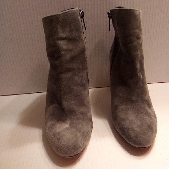 Vince Camuto Shoes - VINCE CAMUTO Women's Suede Ankle Boots - Gray THE BOOT ARE PEELED SOME INSIDE